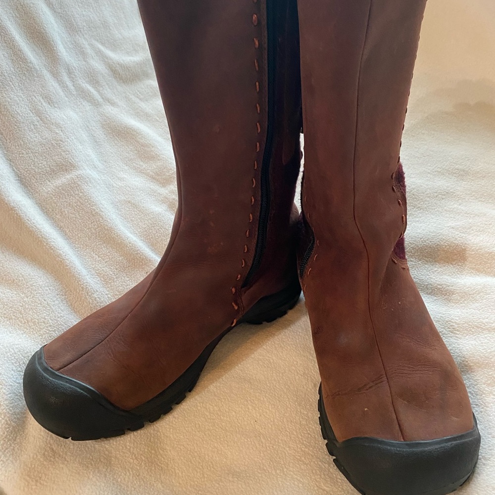 Keen boots color Merlot size 8